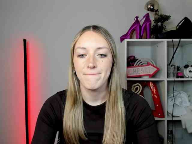 EvelynBlond26 webcam