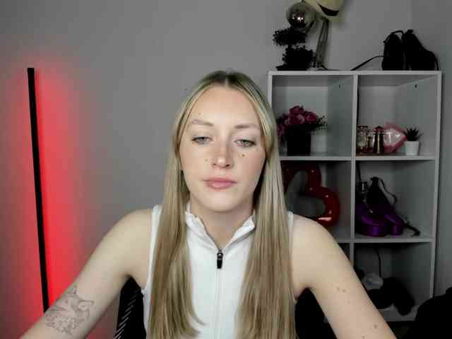 EvelynBlond26 webcam