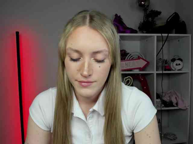 EvelynBlond26 webcam