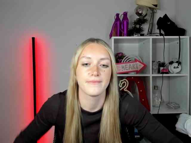 EvelynBlond26 webcam