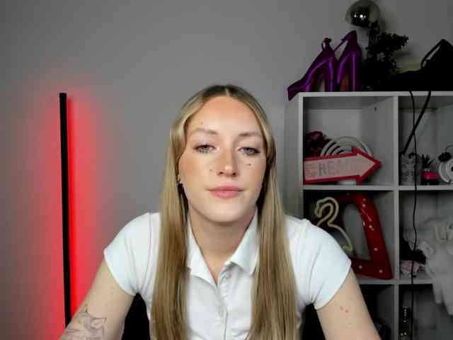 EvelynBlond26 webcam