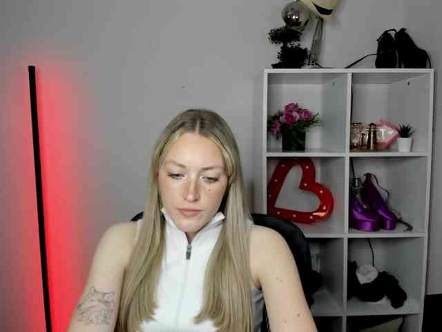 EvelynBlond26 webcam