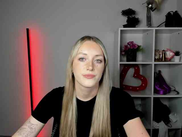 EvelynBlond26 webcam