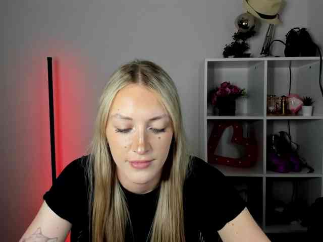 EvelynBlond26 webcam