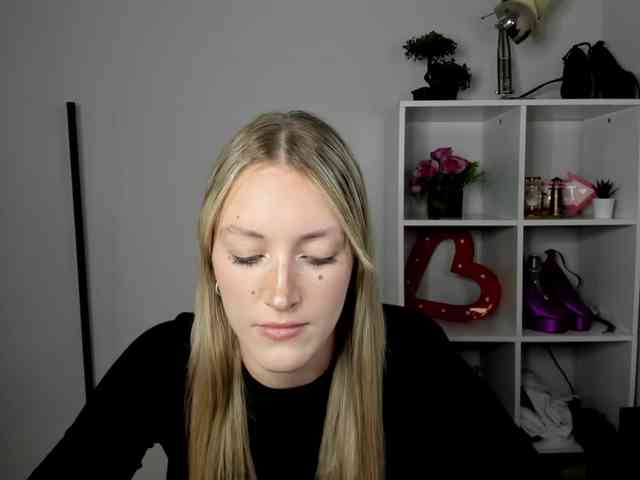 EvelynBlond26 webcam
