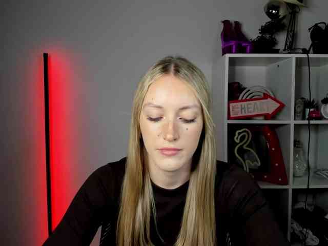 EvelynBlond26 webcam