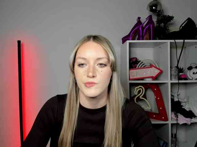 EvelynBlond26 webcam
