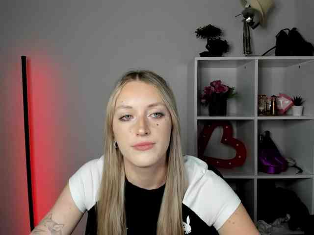 EvelynBlond26 webcam