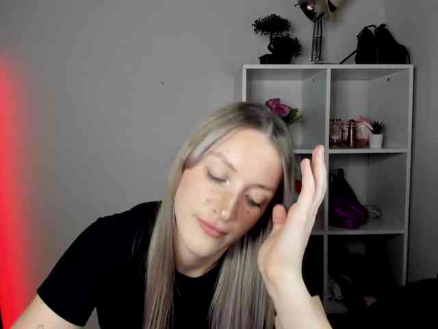 EvelynBlond26 webcam