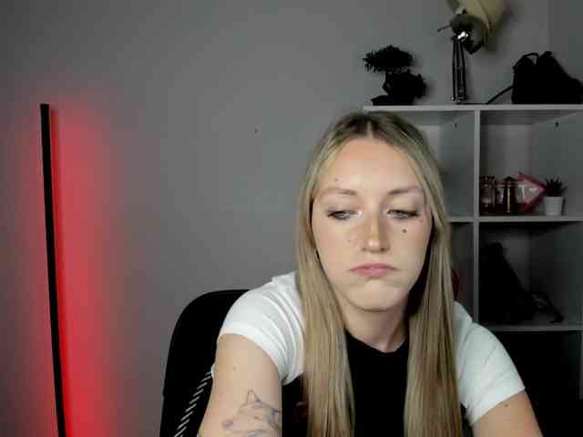 EvelynBlond26 webcam