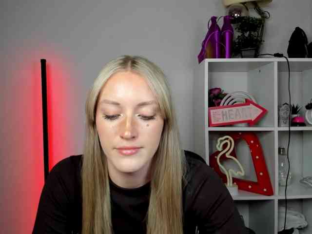 EvelynBlond26 webcam