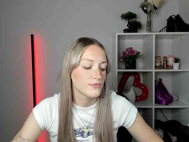 EvelynBlond26 webcam