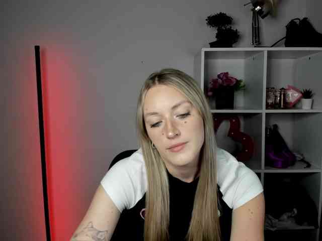 EvelynBlond26 webcam