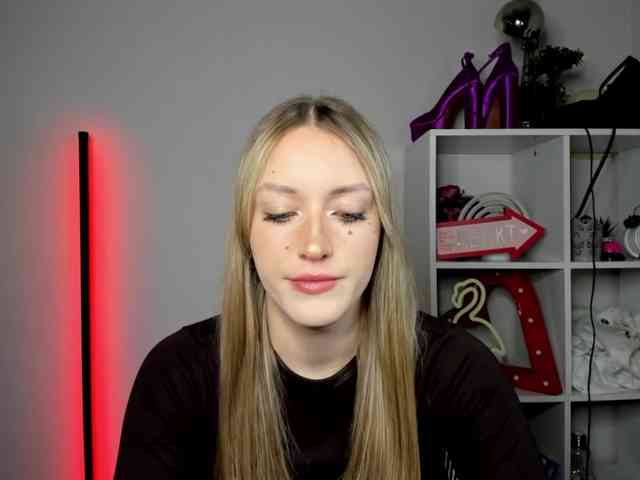 EvelynBlond26 webcam