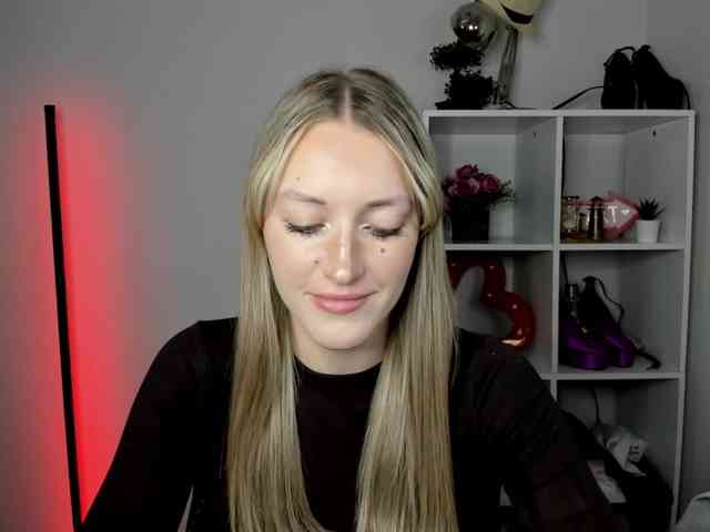 EvelynBlond26 webcam