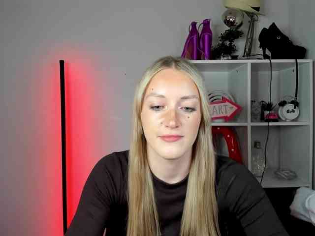 EvelynBlond26 webcam
