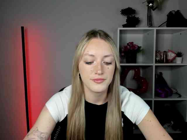 EvelynBlond26 webcam