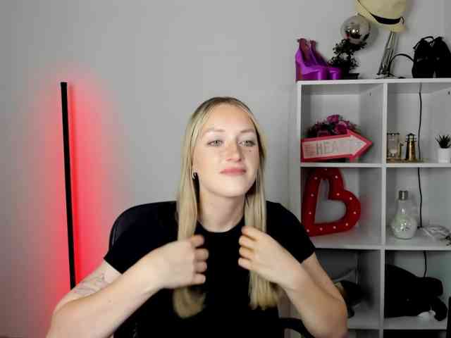 EvelynBlond26 webcam
