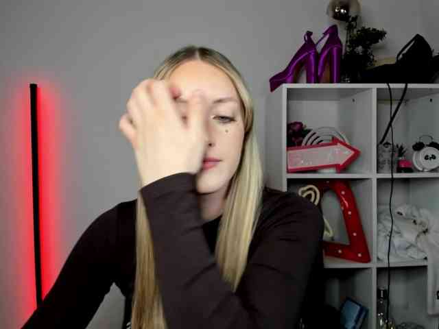 EvelynBlond26 webcam