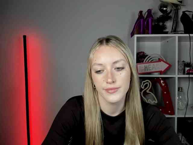 EvelynBlond26 webcam