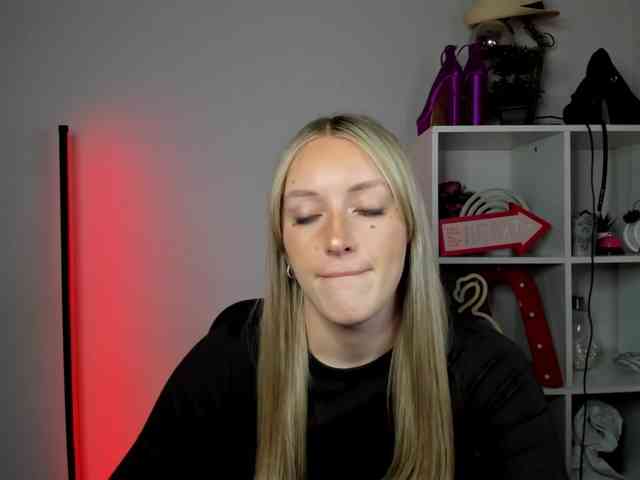 EvelynBlond26 webcam