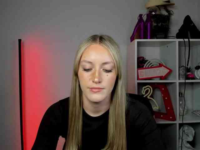 EvelynBlond26 webcam