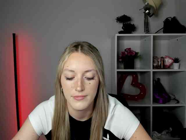 EvelynBlond26 webcam