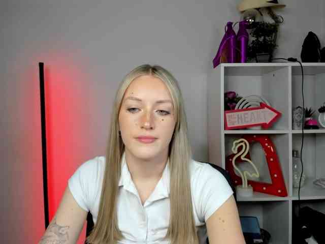 EvelynBlond26 webcam