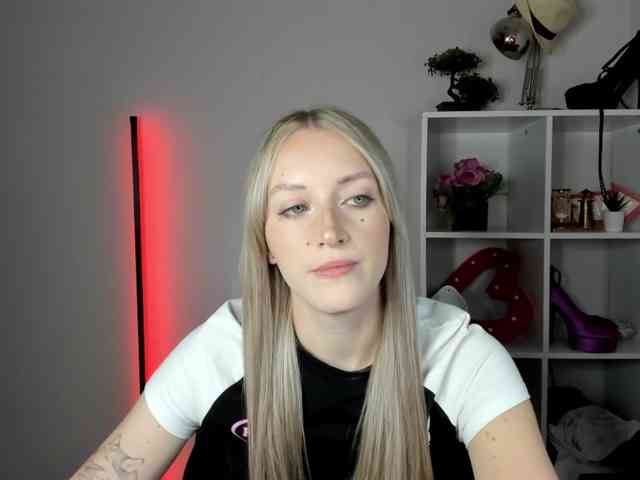 EvelynBlond26 webcam