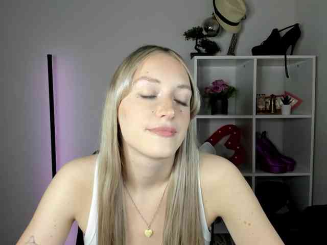 EvelynBlond26 webcam