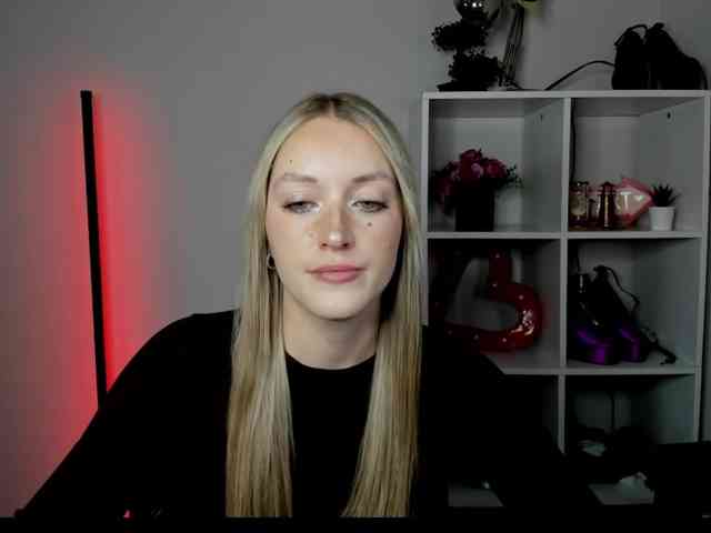 EvelynBlond26 webcam