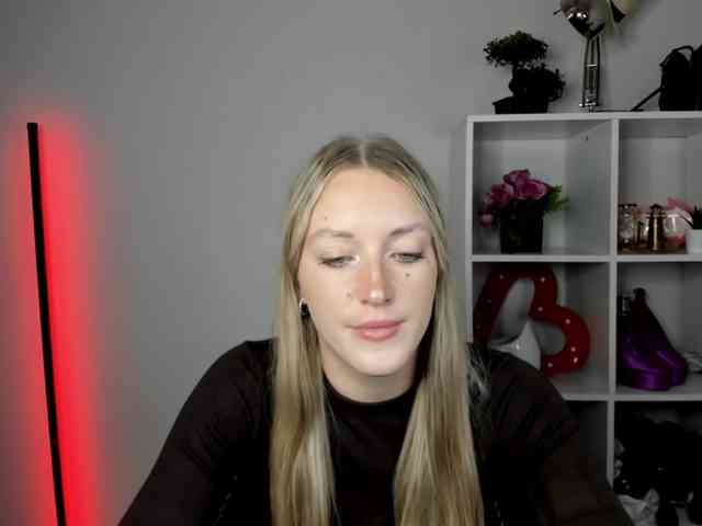 EvelynBlond26 webcam