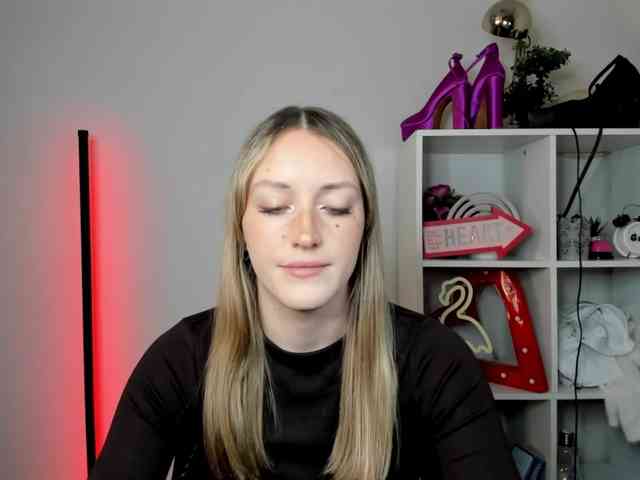 EvelynBlond26 webcam