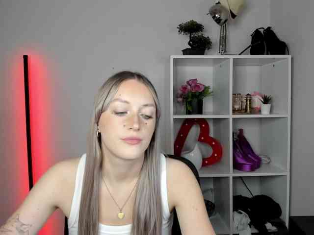 EvelynBlond26 webcam