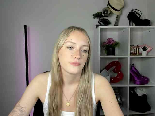 EvelynBlond26 webcam