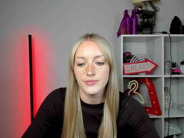 EvelynBlond26 webcam