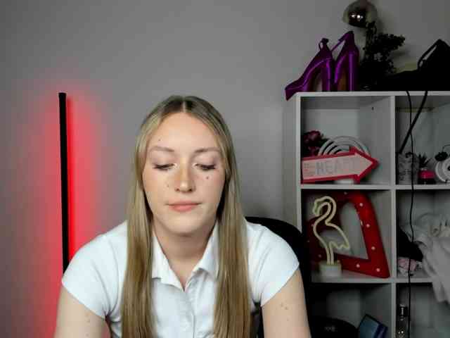 EvelynBlond26 webcam