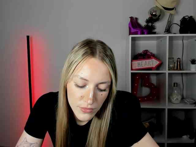 Model: EvelynBlond26