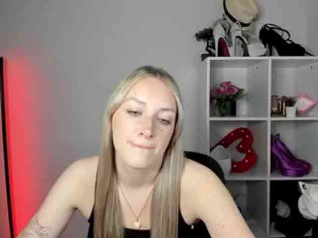 EvelynBlond26 webcam