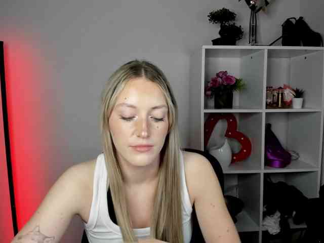 EvelynBlond26 webcam