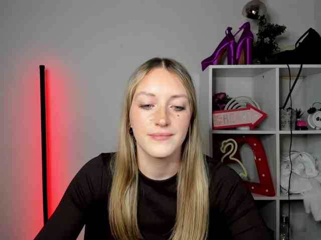 EvelynBlond26 webcam