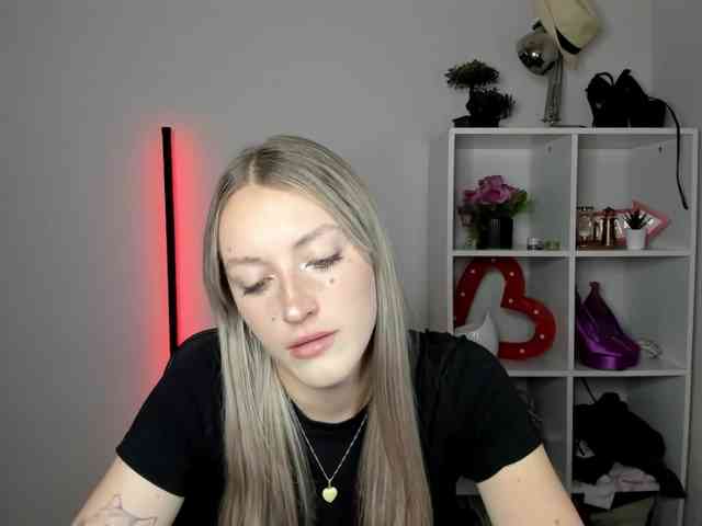 EvelynBlond26 webcam