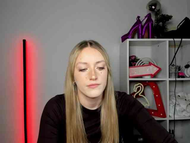 Model: EvelynBlond26