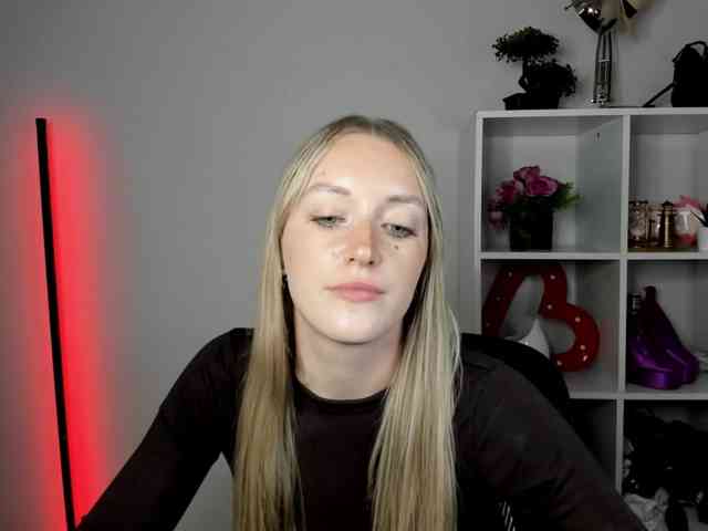 EvelynBlond26 webcam