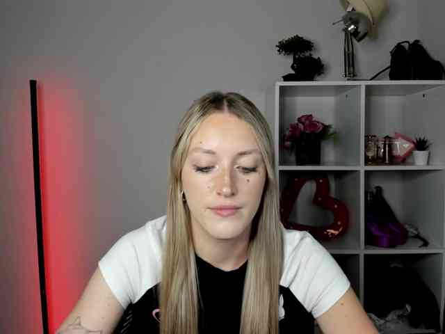 EvelynBlond26 webcam