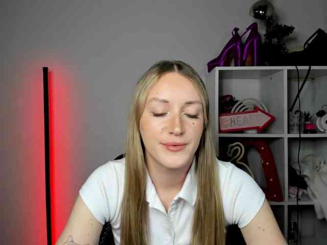 EvelynBlond26 webcam