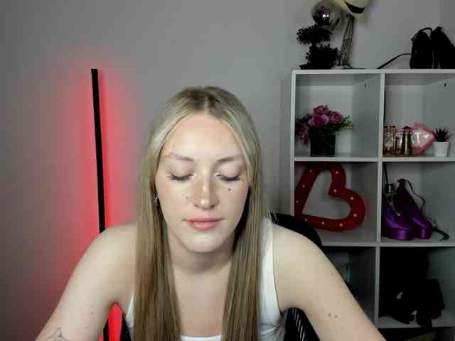 EvelynBlond26 webcam