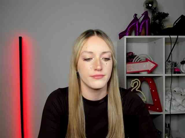 Model: EvelynBlond26