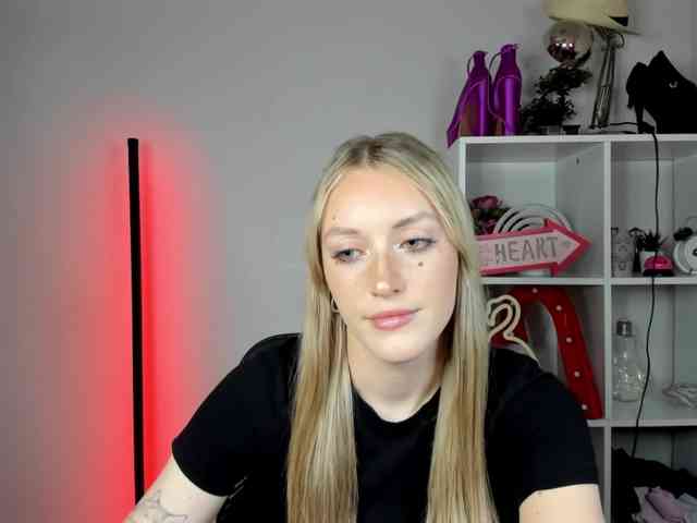 EvelynBlond26 webcam