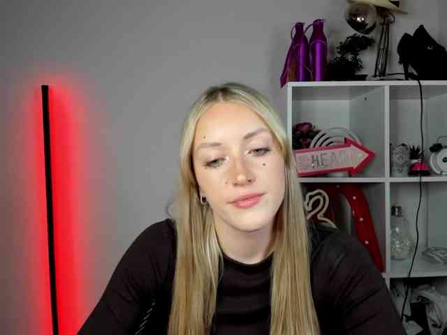 EvelynBlond26 webcam